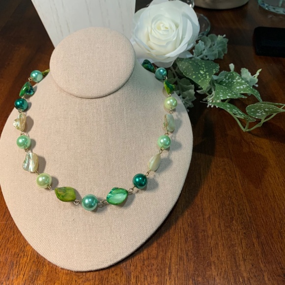 Vintage Green abalone shell necklace with intermittent pearlized looking beads. - Picture 2 of 6